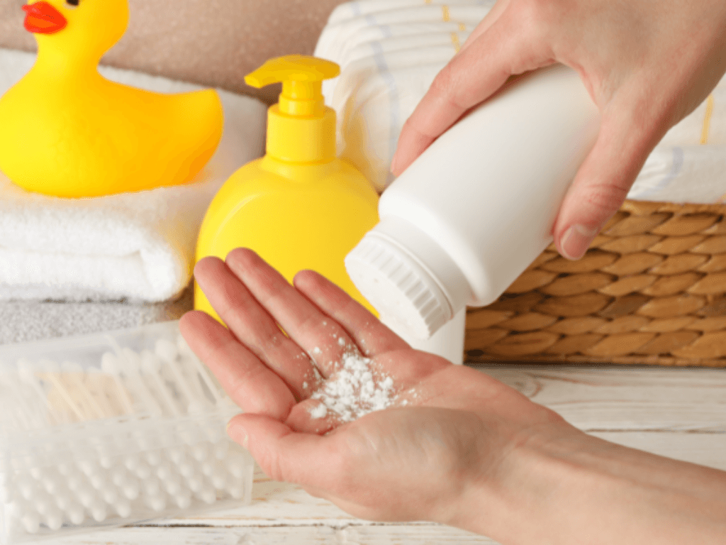 dung-keo-xit-toc-hoac-wd-40-cho-vet-dau-cung-dau-tren-vai-day