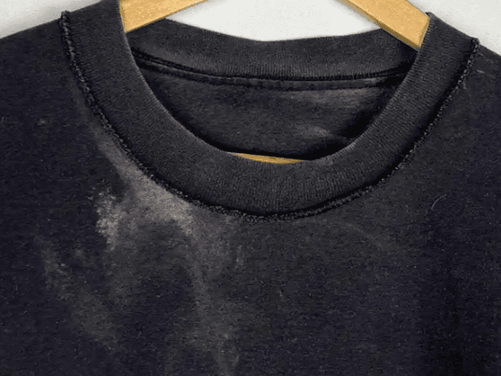 dung-muoi-hoac-giam-de-giu-mau-ao-den-ben-lau