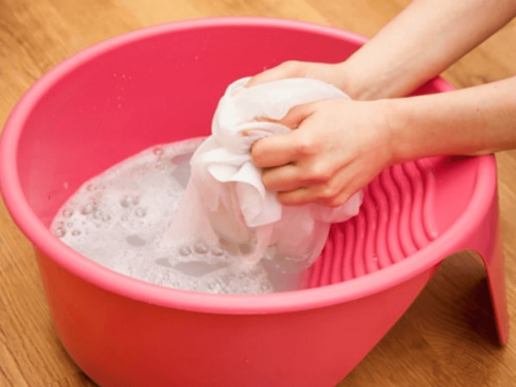 dung-nuoc-lanh-va-xa-phong-lam-sach-vet-mau-tuoi