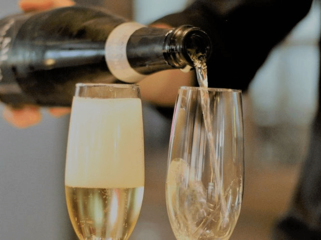 dung-khi-argon-hoac-bom-khi-tro-de-bao-ve-ruou