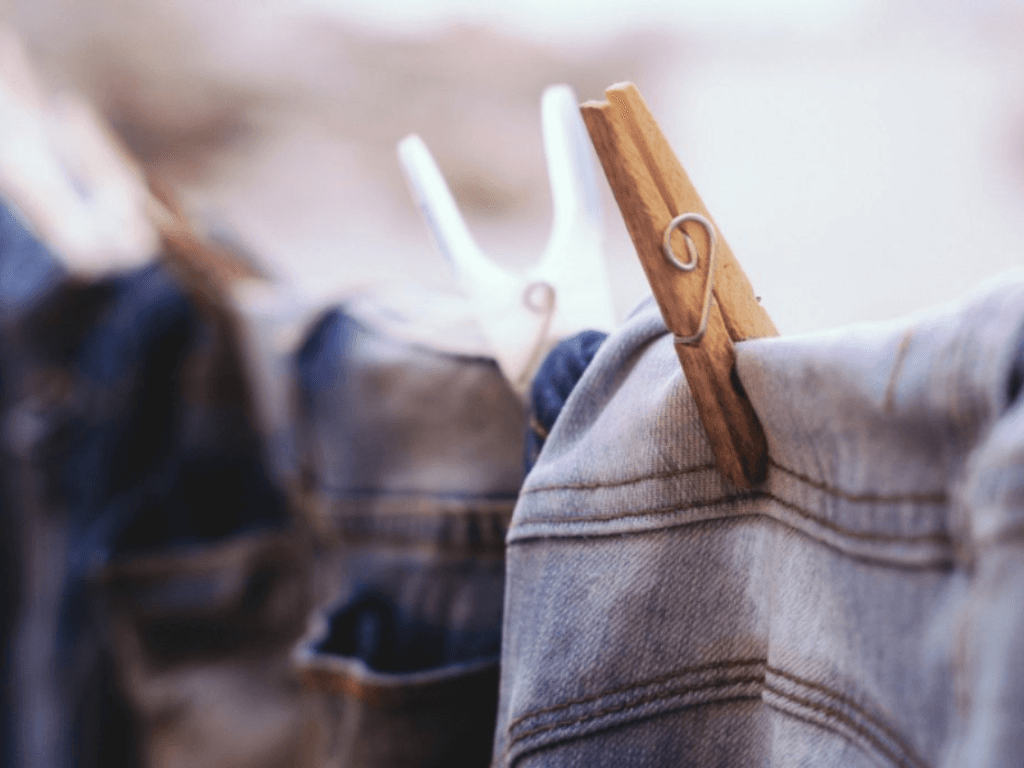 theo-quan-niem-dan-gian-kieng-ky-khi-phoi-quan-ao-ban-dem