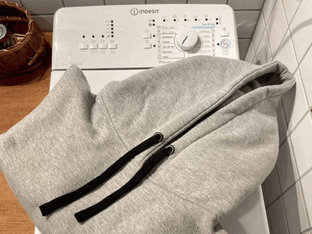 cach-giat-hoodie-dung-chuan-de-khong-co-rut