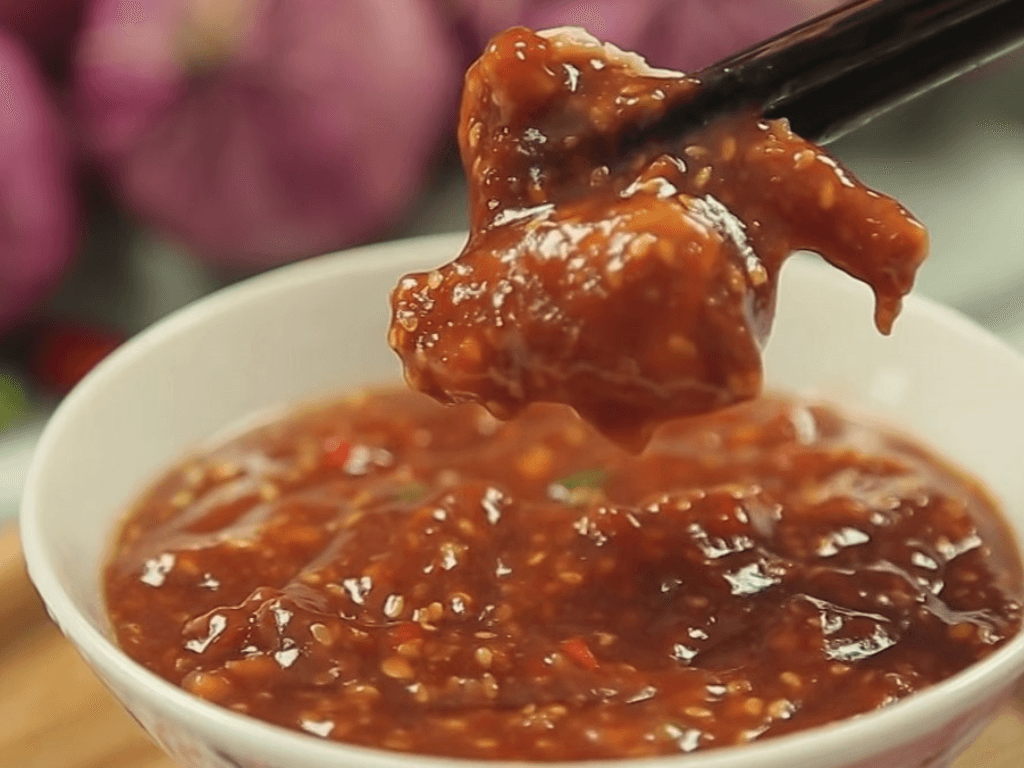 cach-lam-nuoc-sot-cham-thit-nuong-tu-chao-beo-ngay