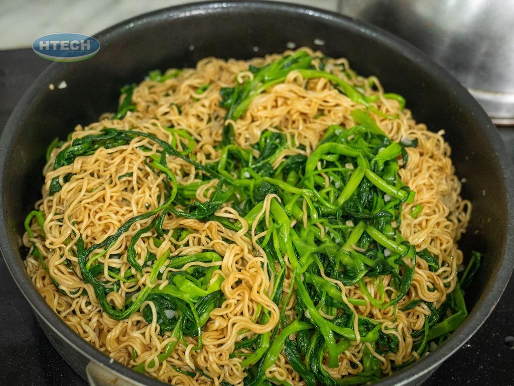 cach-xao-mi-tom-voi-trung-ngon-de-lam