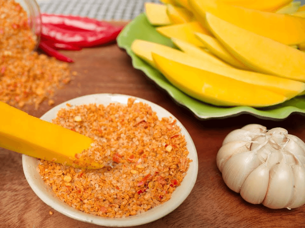 meo-hay-giup-muoi-cham-xoai-ngon-hon