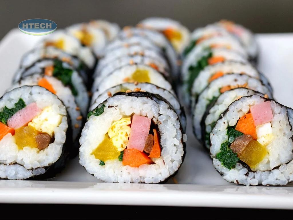 Cach-lam-kimbap-truyen-thong-voi-trung-va-xuc-xich