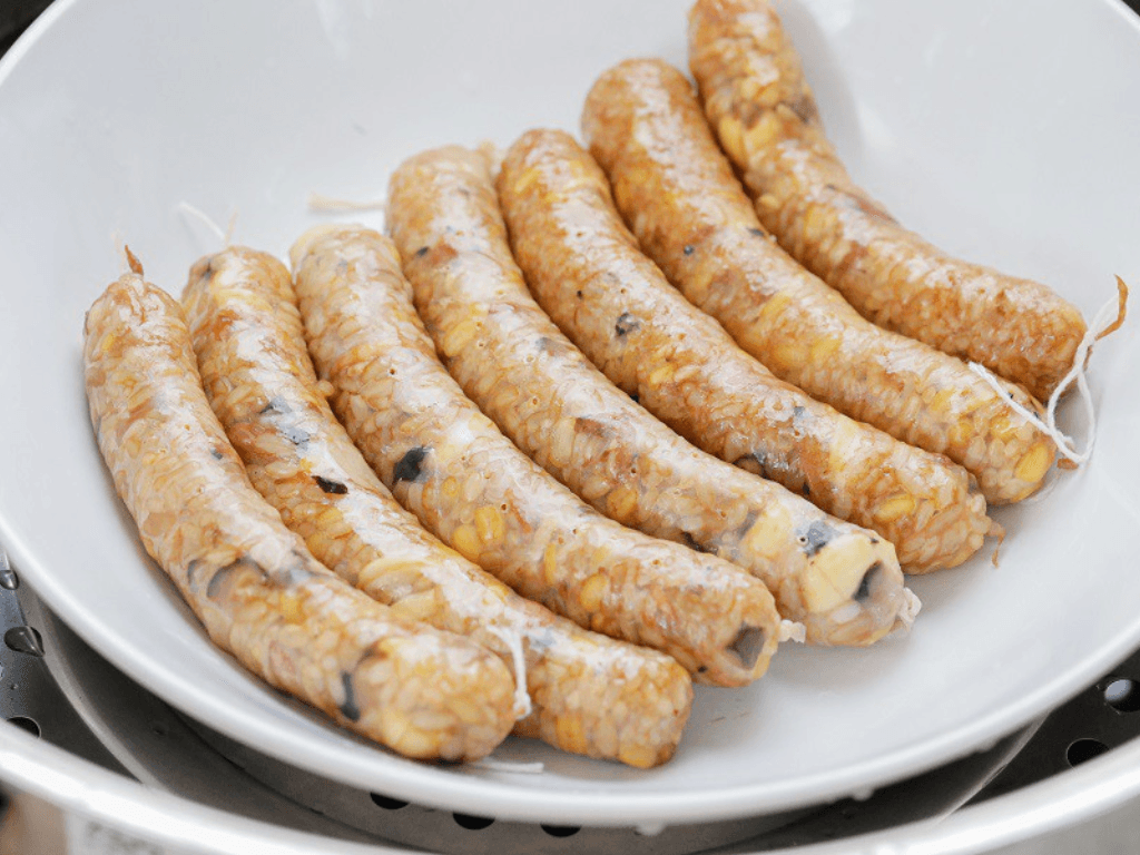 them-bot-mi-can-hoac-bot-nang-de-giup-xuc-xich-co-do-dai-vua-phai