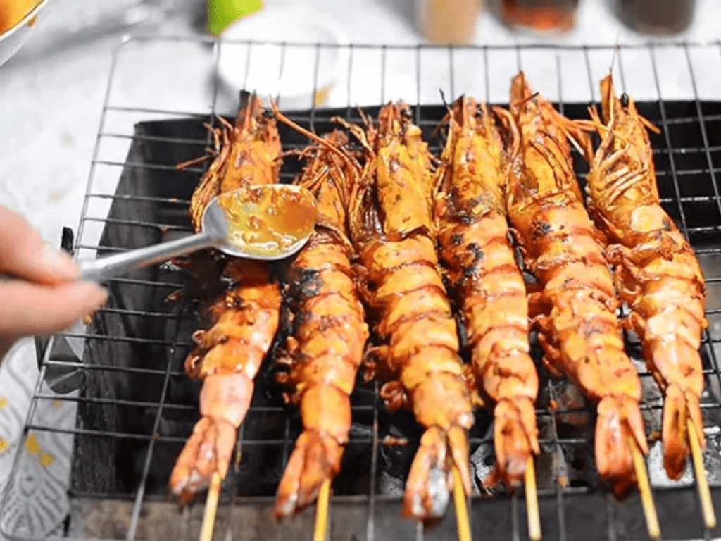 cach-uop-tom-nuong-don-gian-ma-deu-vi-tu-trong-ra-ngoai