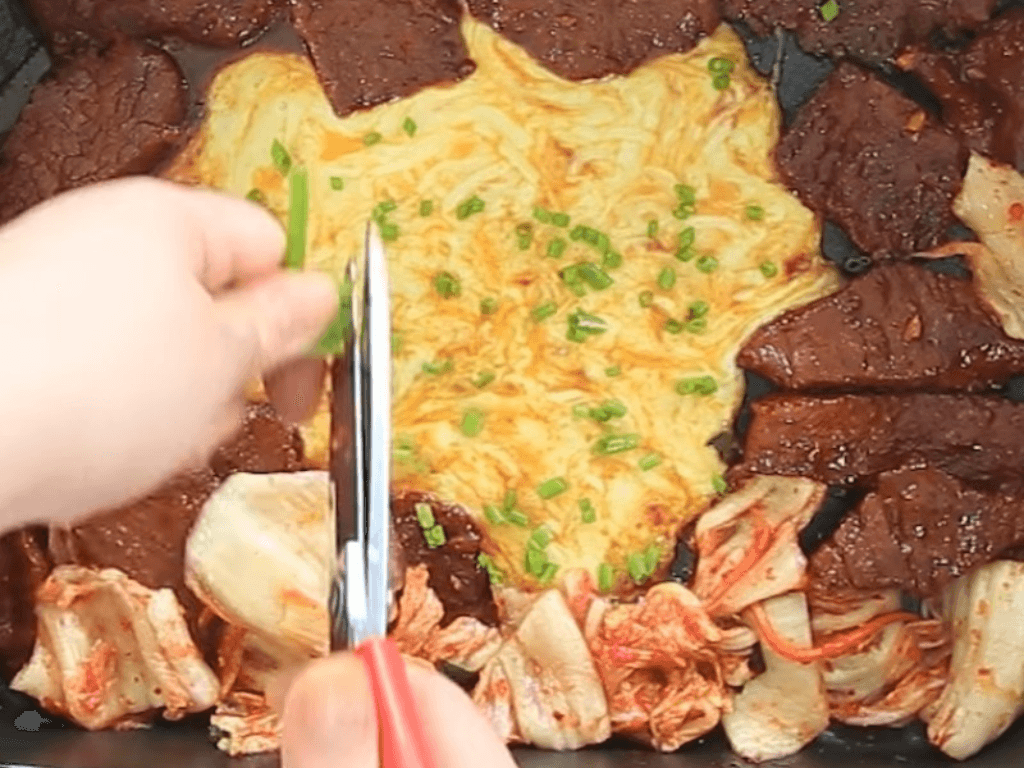 chuan-bi-pho-mai-va-do-an-kem-thit-nuong