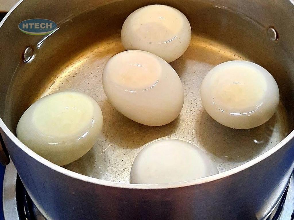 luoc-trung-vit-lon-bao-nhieu-phut