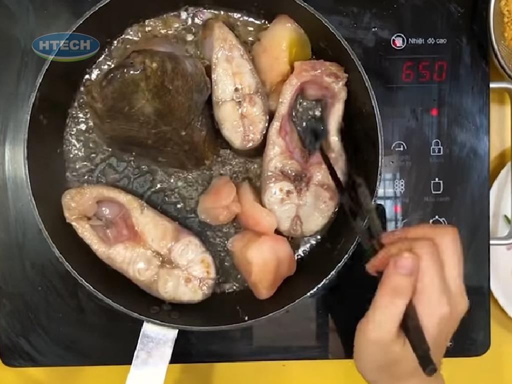 cach-nau-canh-chua-ca-hu-khong-bi-tanh