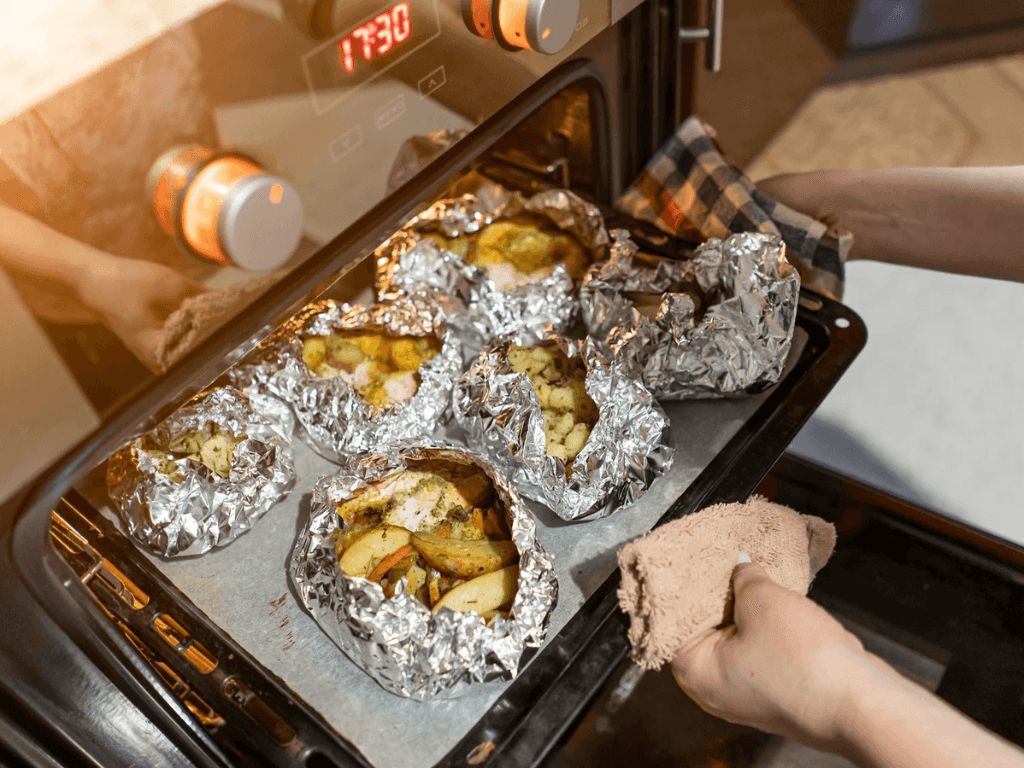 Giấy bạc có cho vào lò nướng được không? Sự thật khiến nhiều người “tá hỏa”