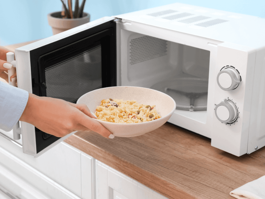 bat-su-co-cho-vao-lo-vi-song-duoc-khong