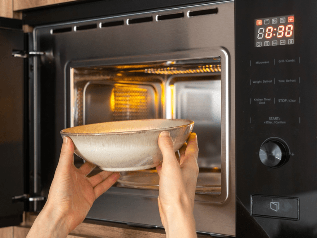 cach-nhan-biet-vat-lieu-an-toan-cho-lo-vi-song