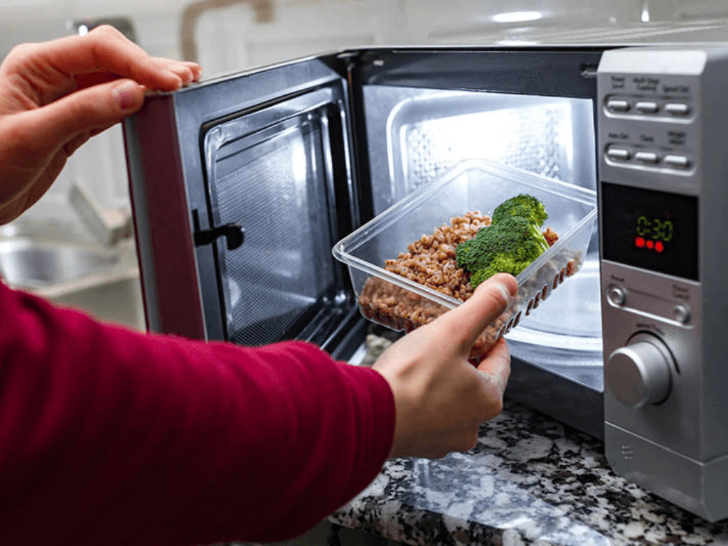 Những vật liệu có thể cho vào lò vi sóng để tránh "tanh bành" căn bếp