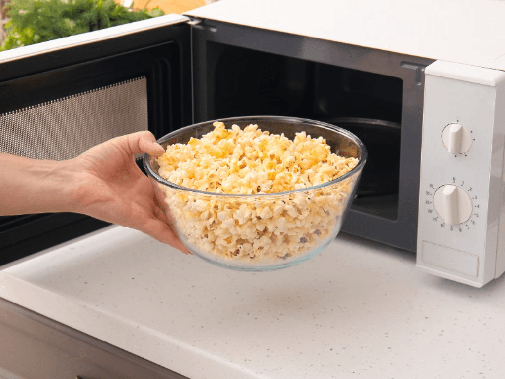 tong-hop-nhung-vat-lieu-co-the-cho-vao-lo-vi-song