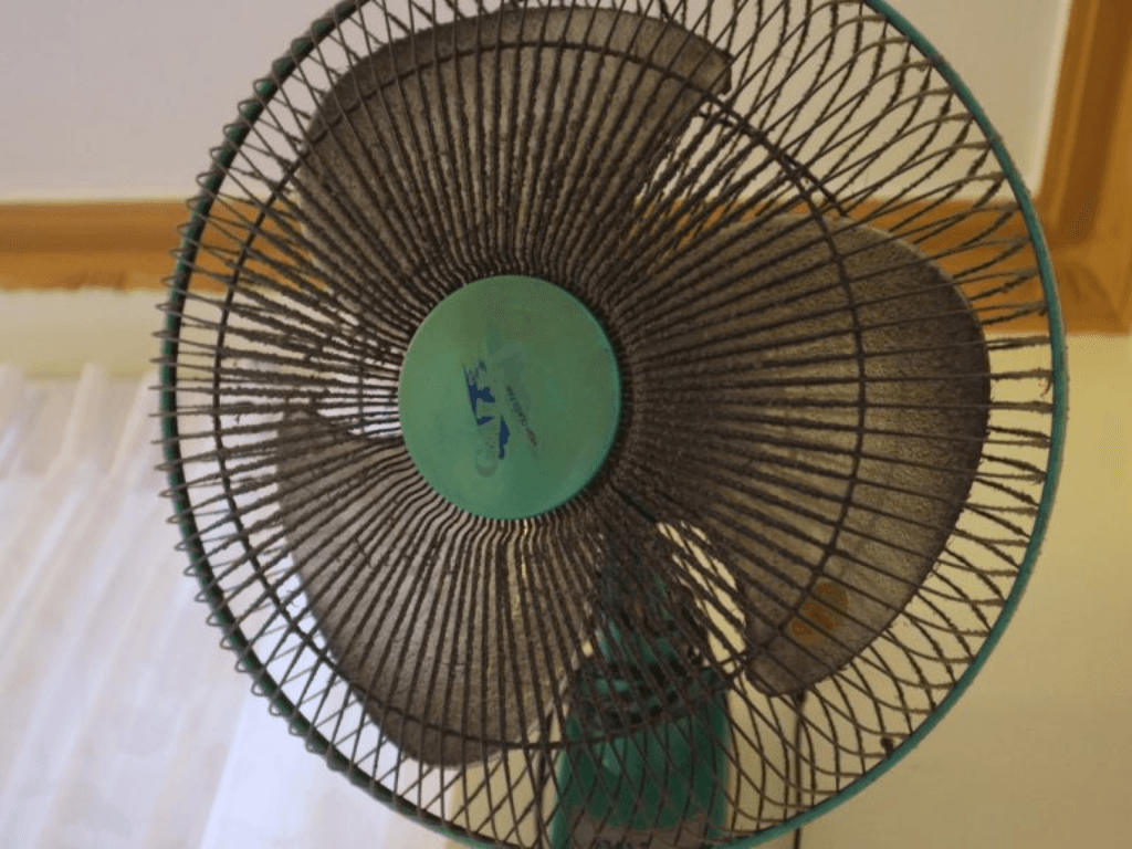 nguon-dien-cung-cap-khong-on-dinh-khien-quat-quay-cham